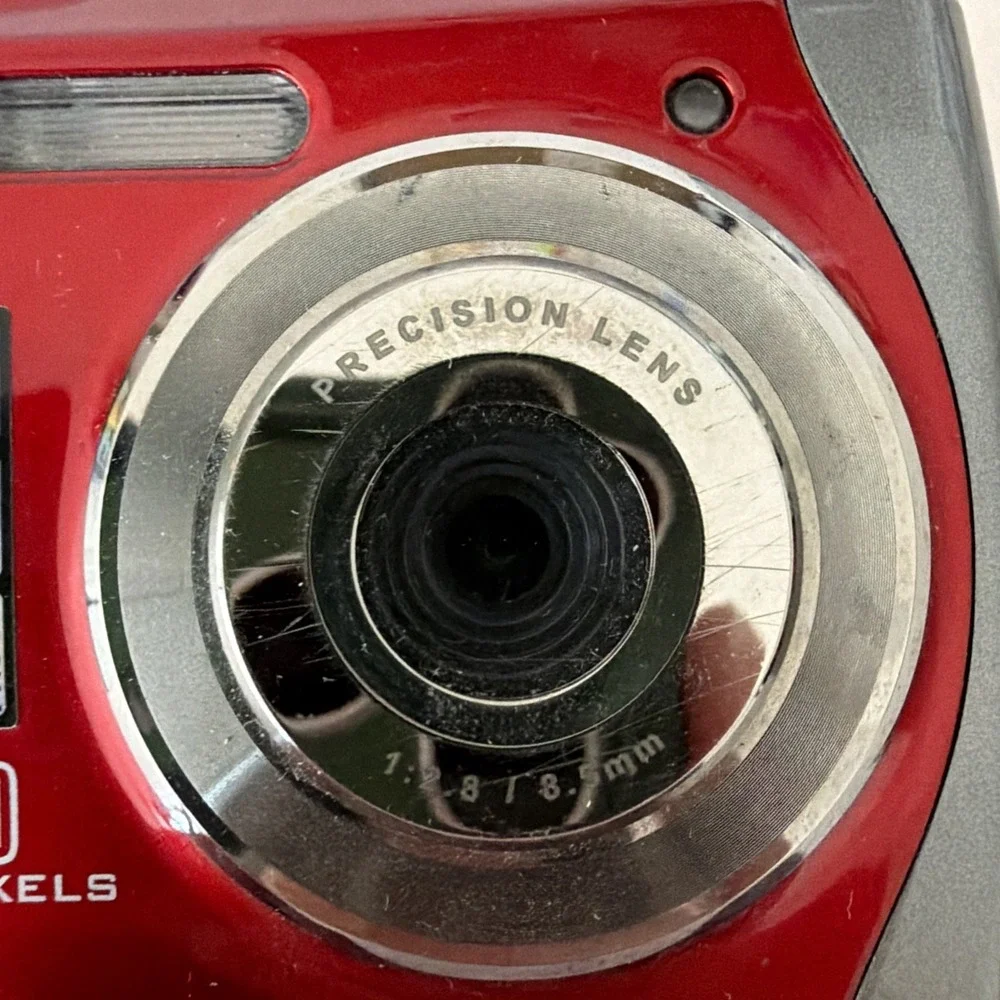 Vivitar ViviCam 8426 Red Digital Waterproof Camera 8.0MP Display / Carrying Case